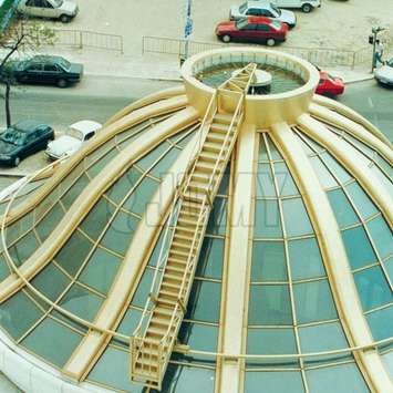 Trappen met vangrails voor het reinigen van een glazen koepel op het dak. Cirkelvormige beweging voor veilige toegang tot de gevel. Trappen met vangrails voor het reinigen van een glazen koepel - Onderhoudseenheid gebouw